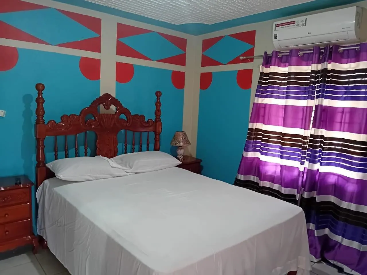 Vikki'S Villa Linstead